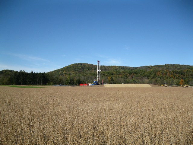 An oil rig in the middle of a Pennsylvania farm field.  Photo: Wikimedia Commons.