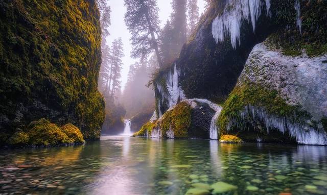 Punchbowl Falls in Columbia river Gorge, by Paul Weeks [Flickr,CC]